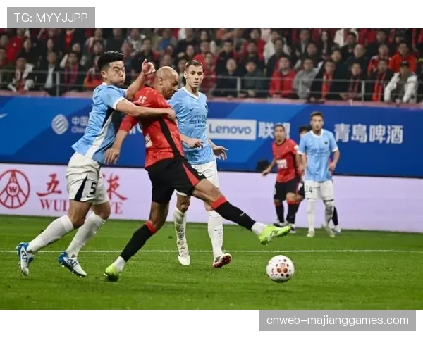 【2026年4月中超联赛·赛中·报道实时战报：成都蓉城前锋费利佩头球破门，但VAR复核后判定越位在先